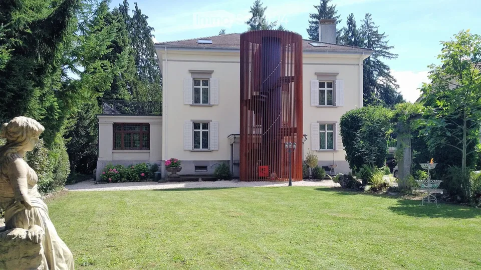 Einzigartige Dachwohnung in stilvoll umgebauter Villa – modern, grosszügig und mit viel Charme