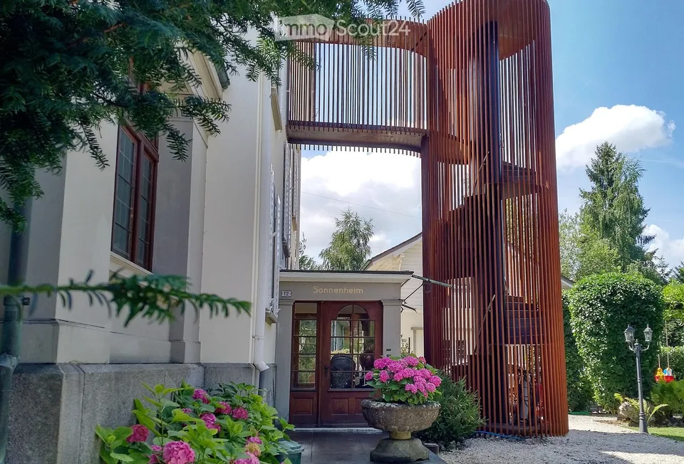 Einzigartige Dachwohnung in stilvoll umgebauter Villa