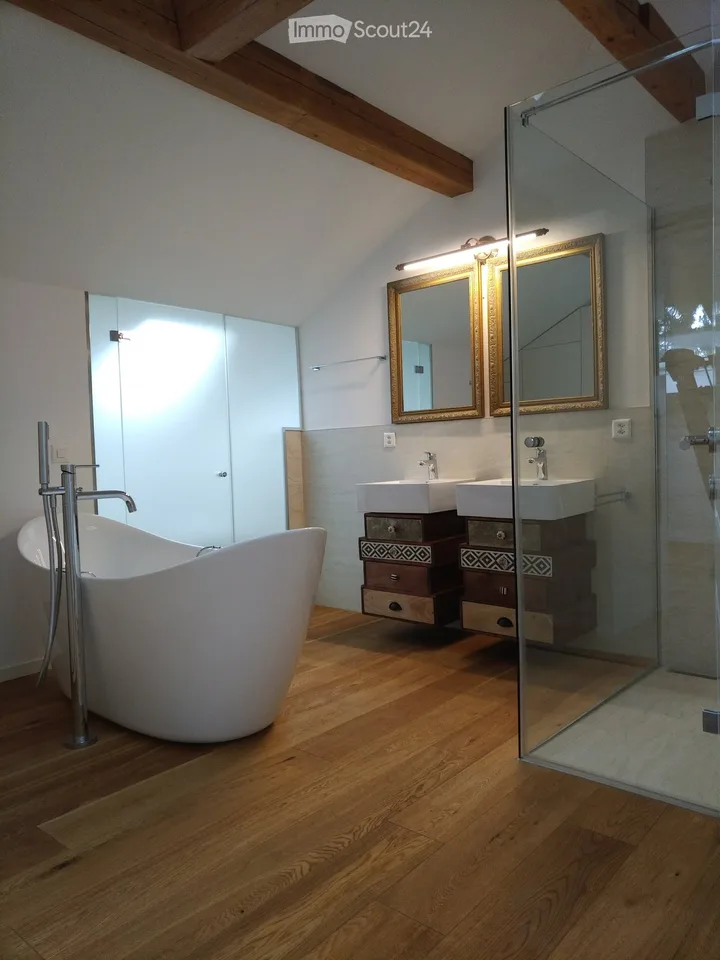 Einzigartige Dachwohnung in stilvoll umgebauter Villa