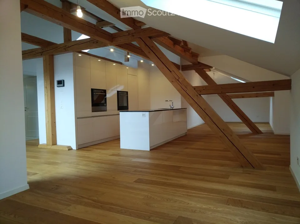 Einzigartige Dachwohnung in stilvoll umgebauter Villa