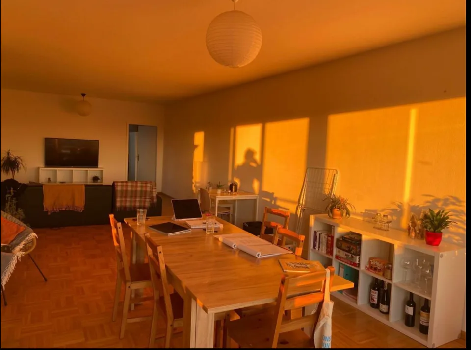 Camera in appartamento condiviso con ampio soggiorno e cucina