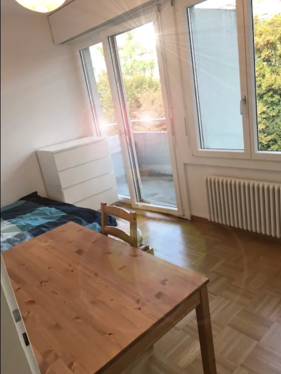 WG-Zimmer mit großem Wohnzimmer und Küche