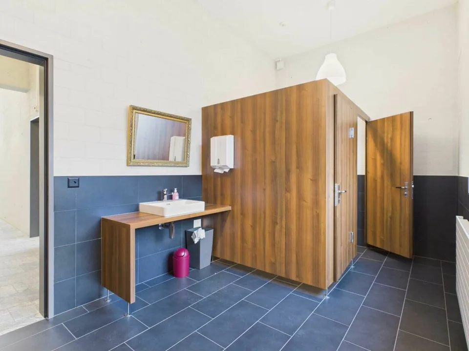 70 m2 di spazi commerciali in un edificio commerciale moderno con accesso diretto al montacarichi per merci
