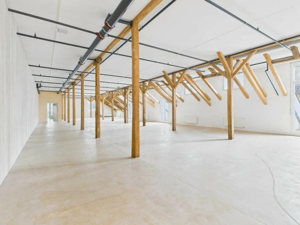Flexible Dachgeschoss Gewerbefläche in modernem Gewerbehaus mit exklusivem Rohausbau