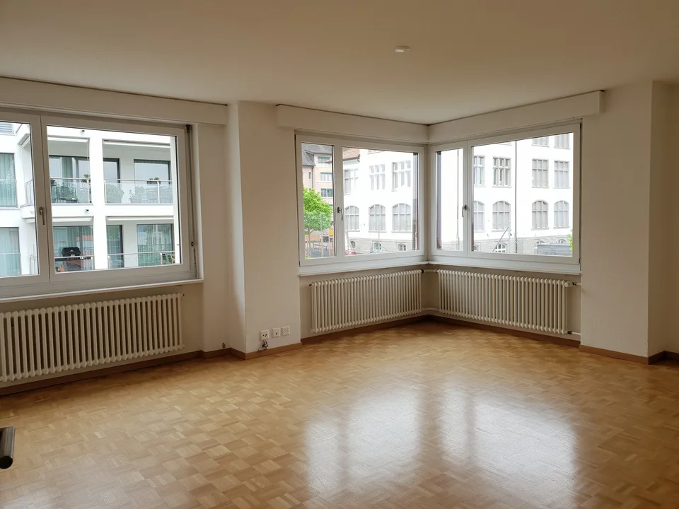 Leben im Dorfzentrum mit allen Annehmlickeiten und Balkon