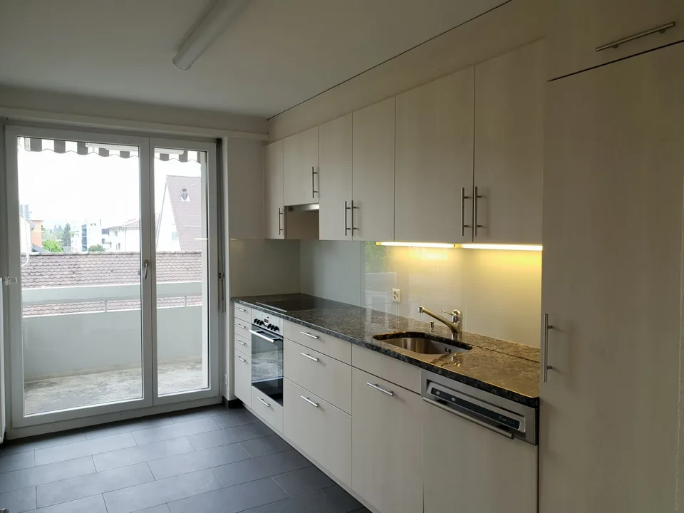 Vita nel centro del villaggio con tutte le comodità e balcone
