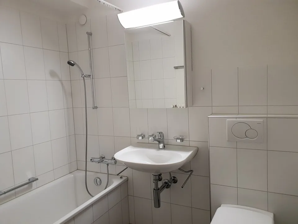 Vita nel centro del villaggio con tutte le comodità e balcone