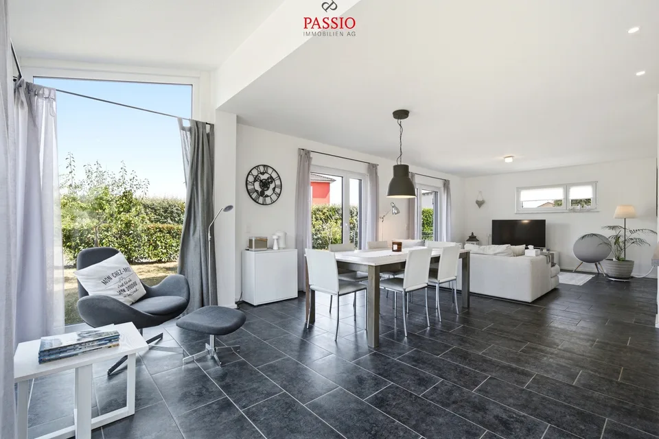 Maison familiale moderne de 5,5 pièces avec jardin de rêve