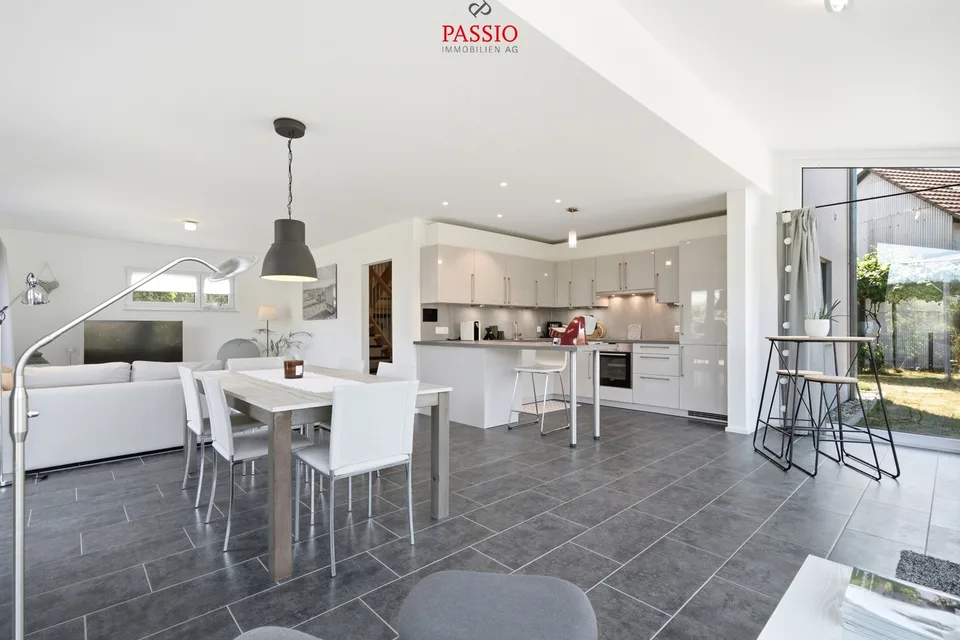 Maison familiale moderne de 5,5 pièces avec jardin de rêve
