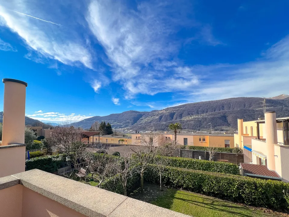 Semi-detached house with open view in Vezia