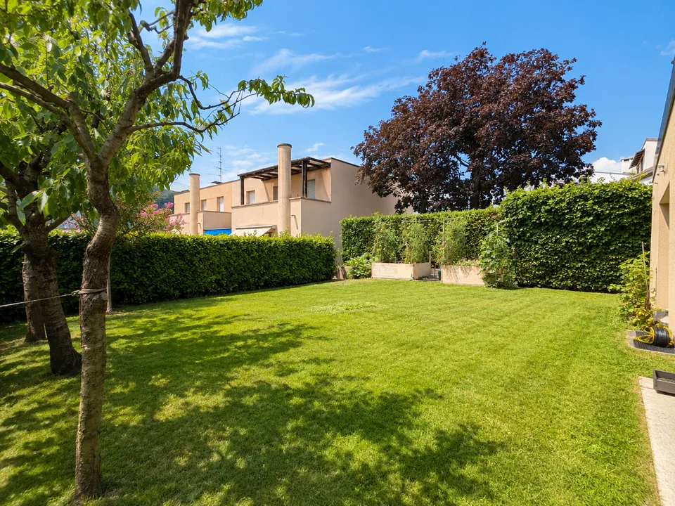 Semi-detached house with open view in Vezia