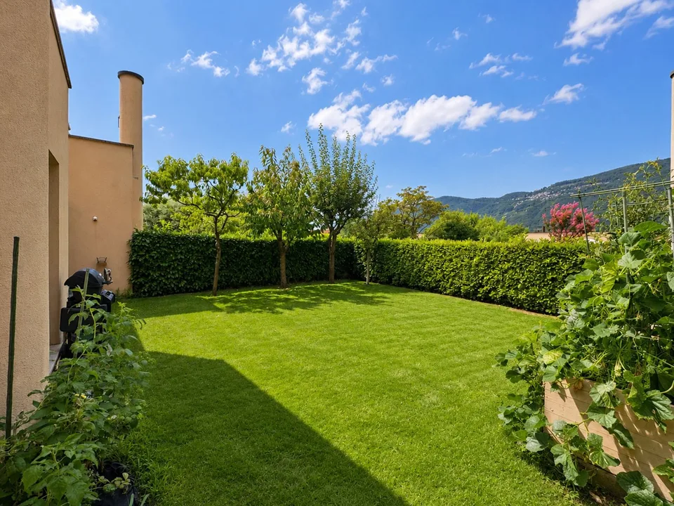 Semi-detached house with open view in Vezia