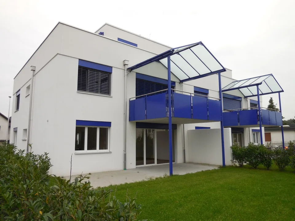 Attika-Wohnung: Grosse Zimmer, eigene WM / Tumbler, Terrasse (70m2)
