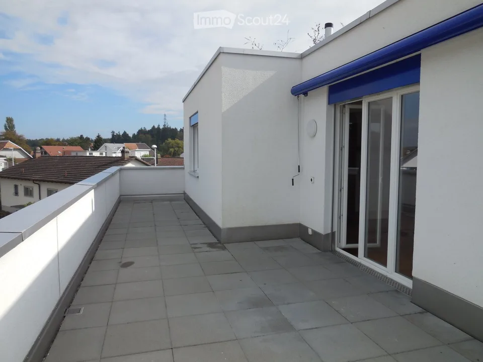 Attika-Wohnung: Grosse Zimmer, eigene WM / Tumbler, Terrasse (70m2)