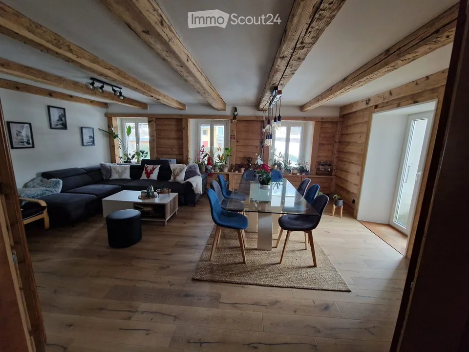 Geräumige 4,5 Zimmer von etwa 97 m² mit Charme, sichtbaren Balken und 2 Balkonen