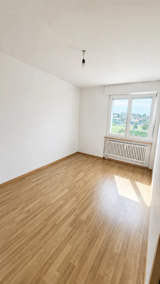 Appartamento luminoso 3.5 locali con balcone e vista sulla città a Biel