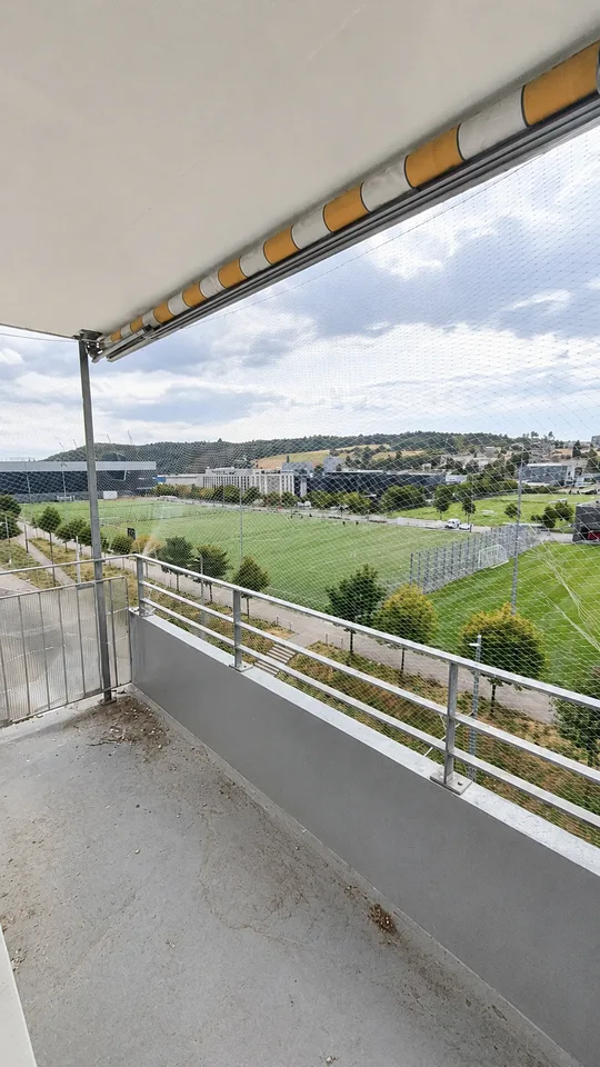 Appartamento luminoso 3.5 locali con balcone e vista sulla città a Biel