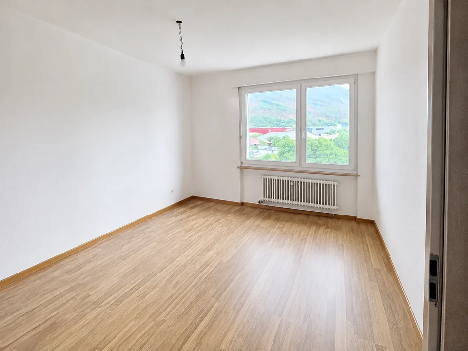 Appartamento luminoso 3.5 locali con balcone e vista sulla città a Biel