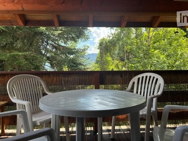 Charmanter 2,5-Zimmer-Wohnung mit Möbeln, Balkon und Garage