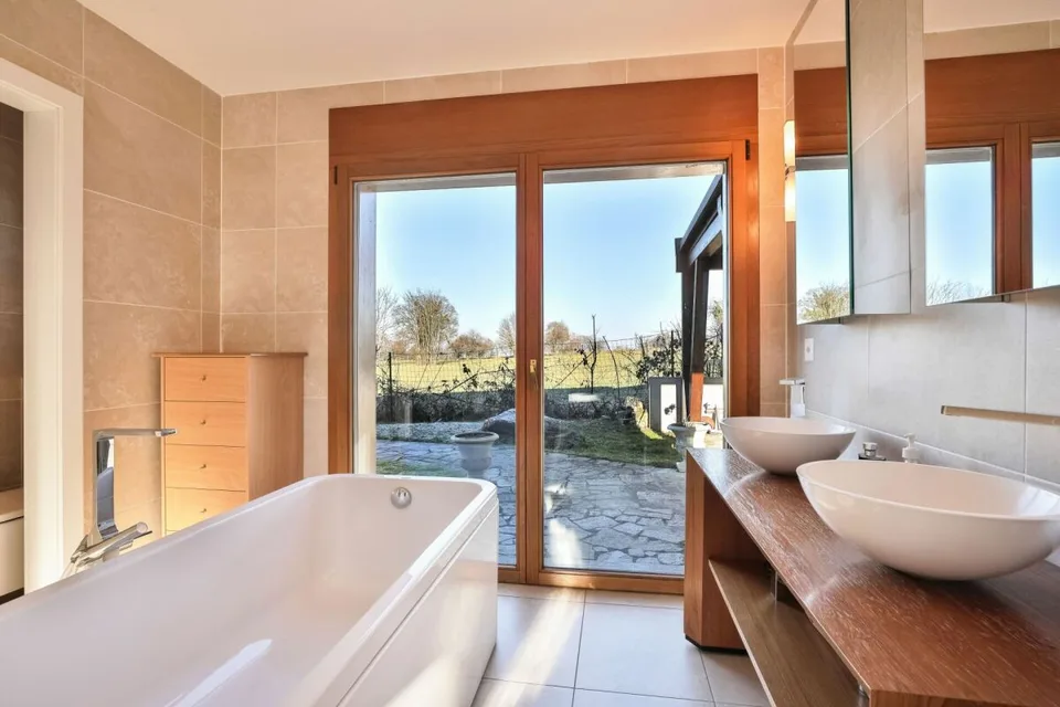 Villa avec volumes spectaculaires, baignée de lumière et emplie de charme - Multiples espaces et fort potentiel
