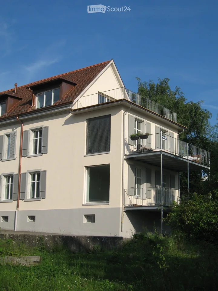 Appartement dans une villa historique avec un grand balcon sud et vue sur le Rhin