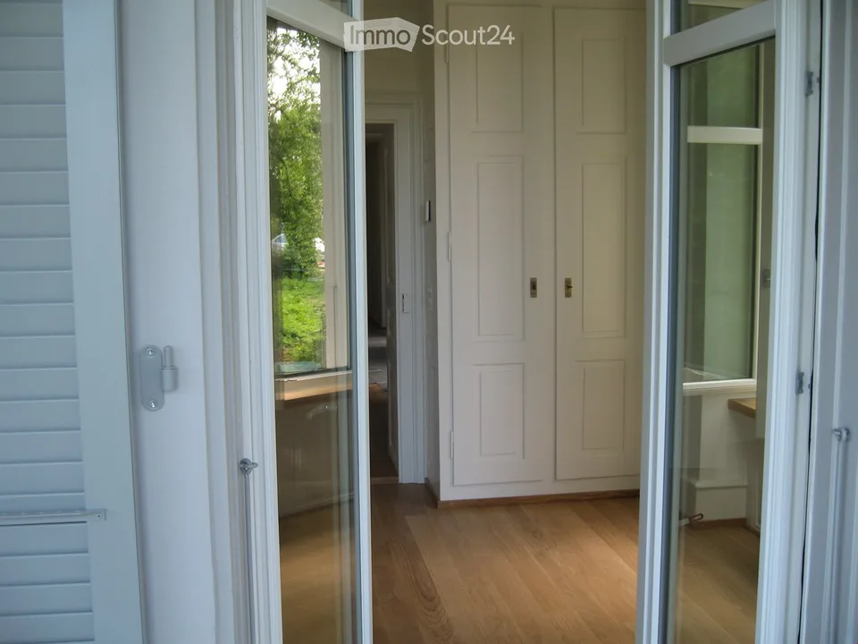 Appartement dans une villa historique avec un grand balcon sud et vue sur le Rhin