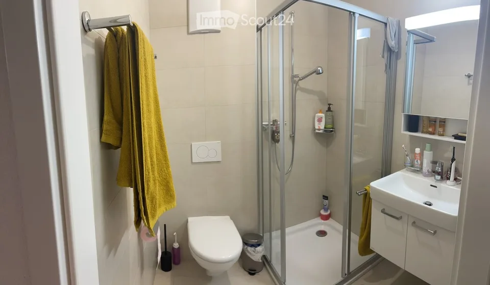Studio luminoso, con parcheggio e terrazza – disponibile immediatamente