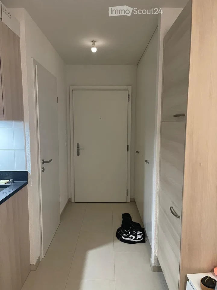 Studio luminoso, con parcheggio e terrazza – disponibile immediatamente