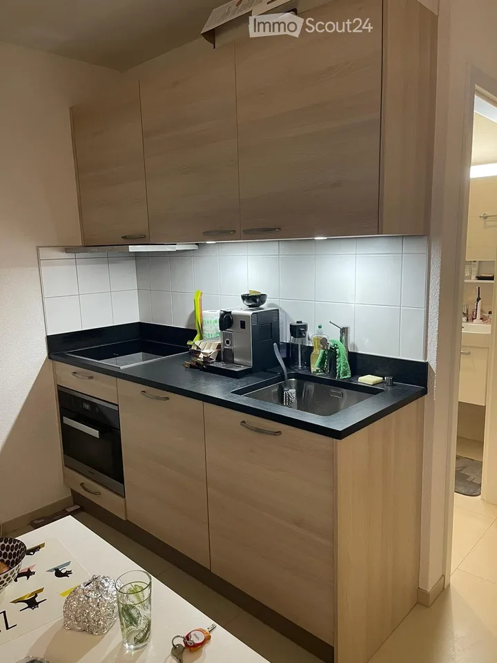 Studio luminoso, con parcheggio e terrazza – disponibile immediatamente