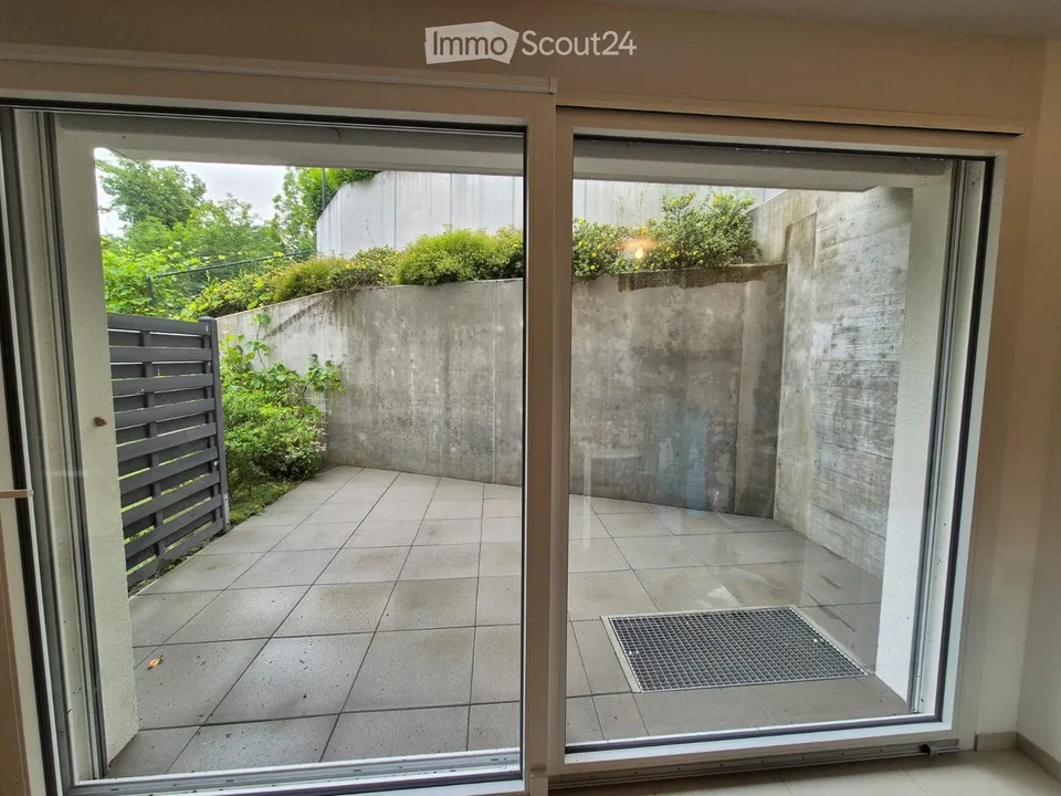 Studio luminoso, con parcheggio e terrazza – disponibile immediatamente