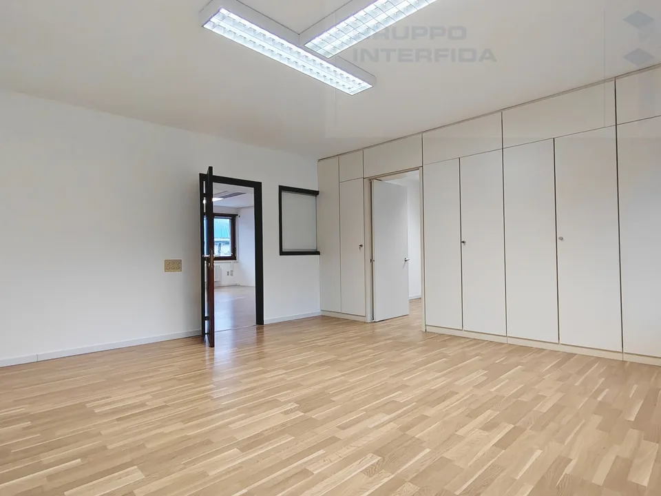 UFFICIO 6 LOCALI NEL CENTRO DI CHIASSO