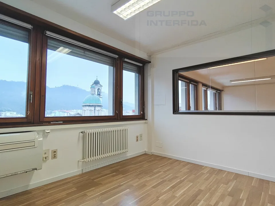 BUREAU 6 PIÈCES AU CENTRE DE CHIASSO