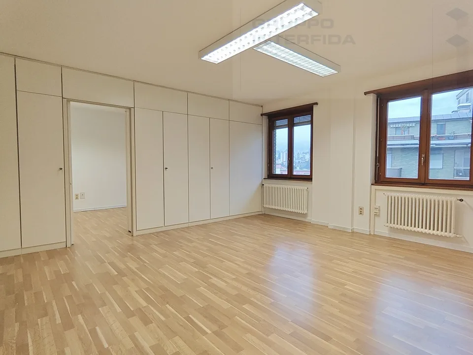 BUREAU 6 PIÈCES AU CENTRE DE CHIASSO
