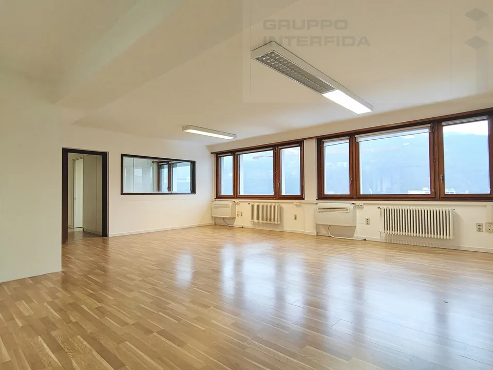 BUREAU 6 PIÈCES AU CENTRE DE CHIASSO