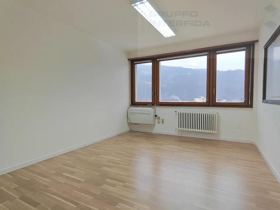 BUREAU 6 PIÈCES AU CENTRE DE CHIASSO