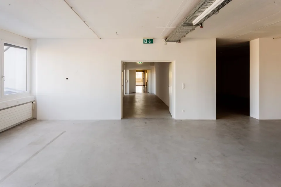 Spazio commerciale attraente e polivalente in Brunnmatt 20 a Cham – disponibile immediatamente.