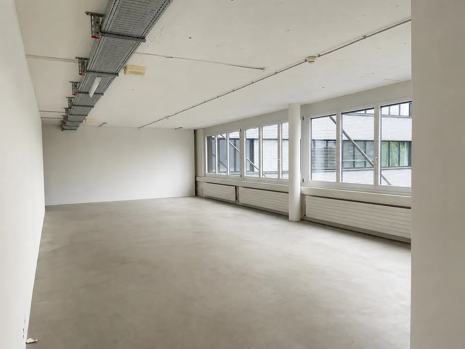 Spazio commerciale attraente e polivalente in Brunnmatt 20 a Cham – disponibile immediatamente.