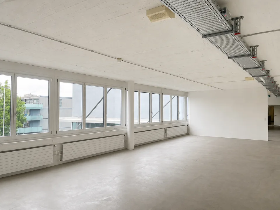 Spazio commerciale attraente e polivalente in Brunnmatt 20 a Cham – disponibile immediatamente.