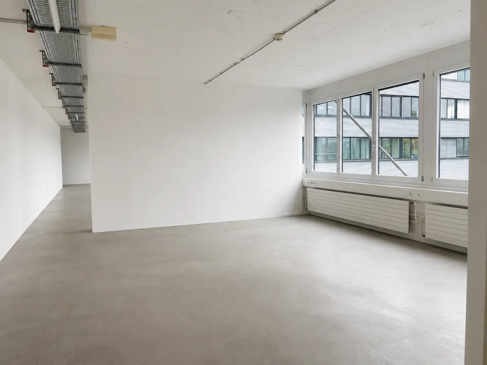 Spazio commerciale attraente e polivalente in Brunnmatt 20 a Cham – disponibile immediatamente.
