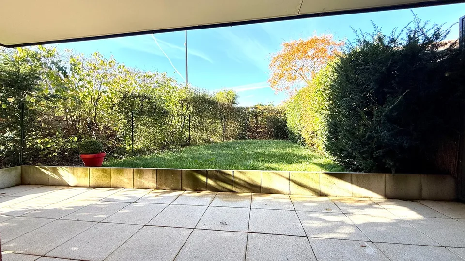 Appartement état neuf avec cuisine équipée et jardin terrasse