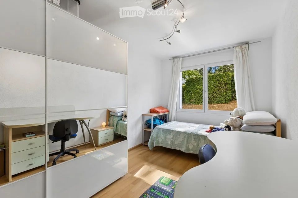 Attraktive, helle 4.5-Zimmerwohnung mit Gartensitzplatz an ruhiger und grüner Lage in Binningen