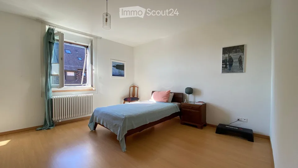 Appartamento con charme di edificio vecchio e due balconi