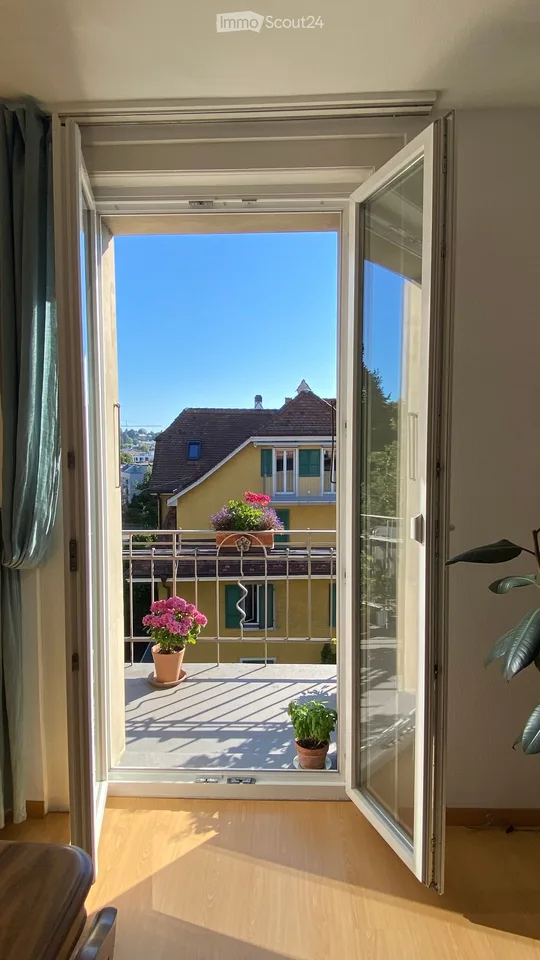 Appartamento con charme di edificio vecchio e due balconi