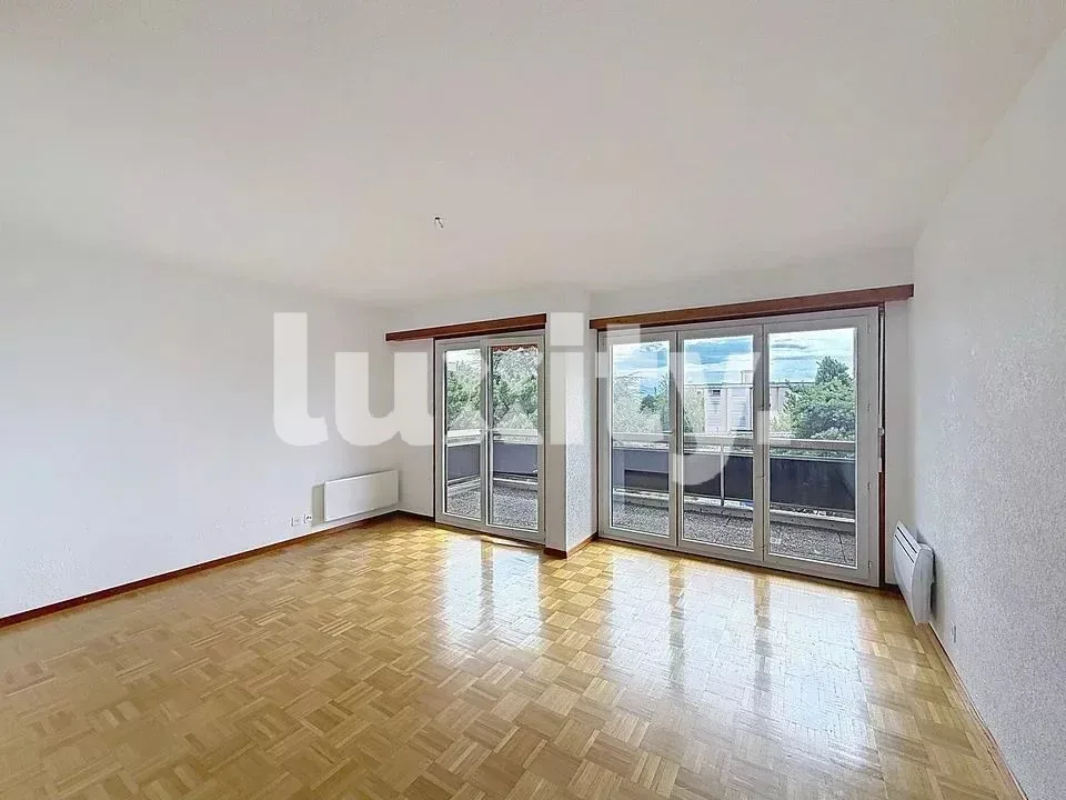 Charmant appartement avec balcon, proche du lac et de la gare.