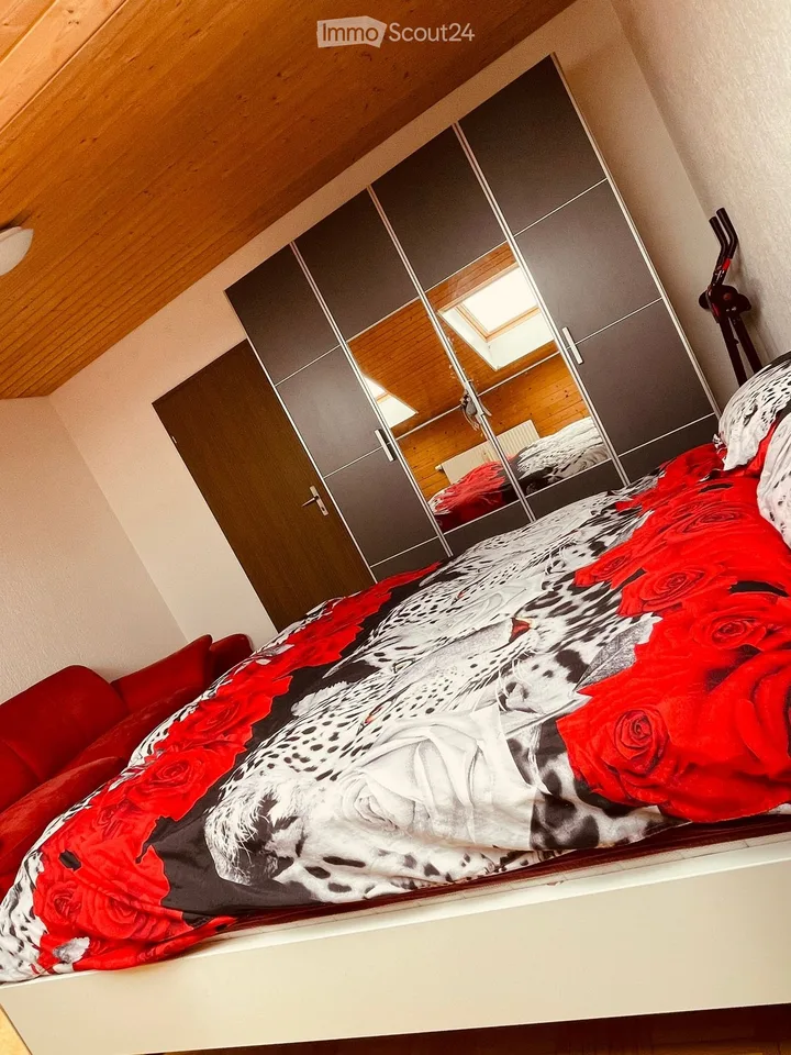 Sehr schönes, gemütliches und voll möbliertes WG-Zimmer