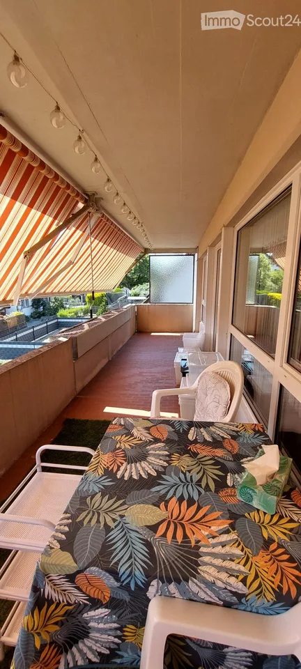 Incantevole appartamento mansardato di 4,5 locali con balcone a Safenwil