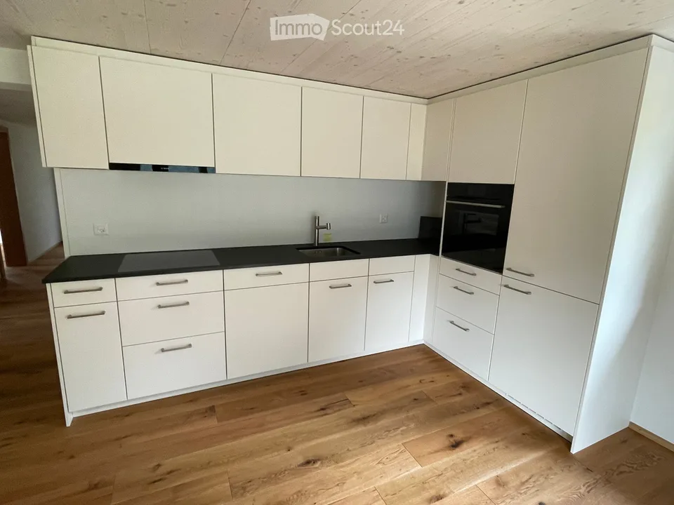 Renovierte 4.5-Zimmer-Wohnung mit Balkon und schöner Aussicht in Staldenried