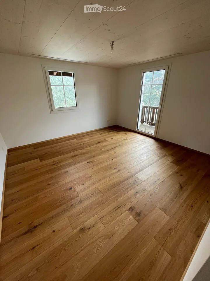 Appartamento ristrutturato di 4,5 locali con balcone e bella vista a Staldenried