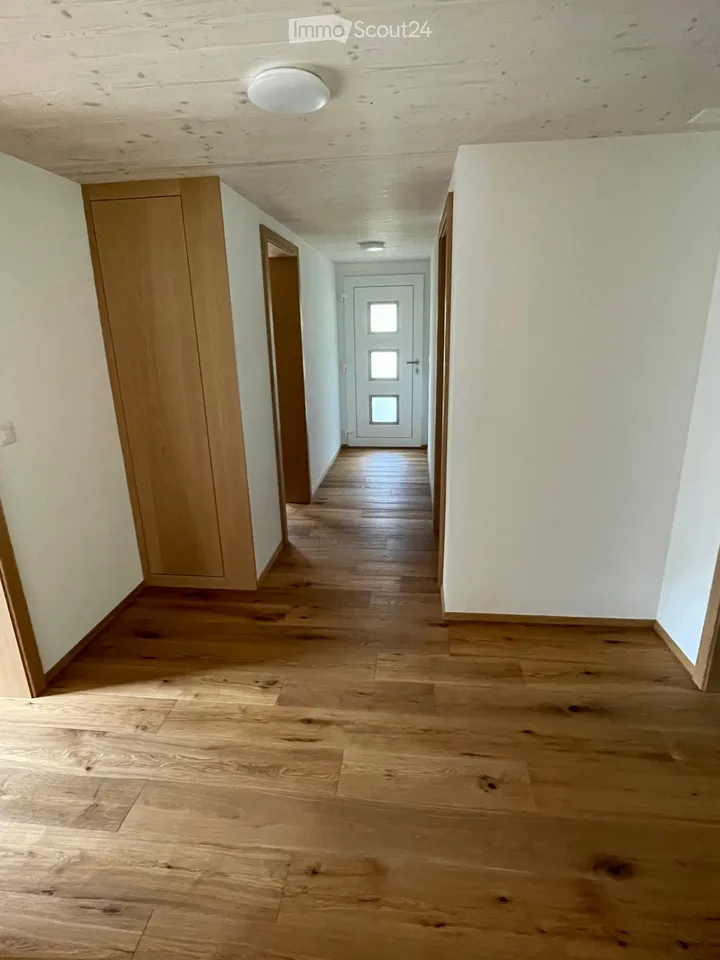 Appartamento ristrutturato di 4,5 locali con balcone e bella vista a Staldenried