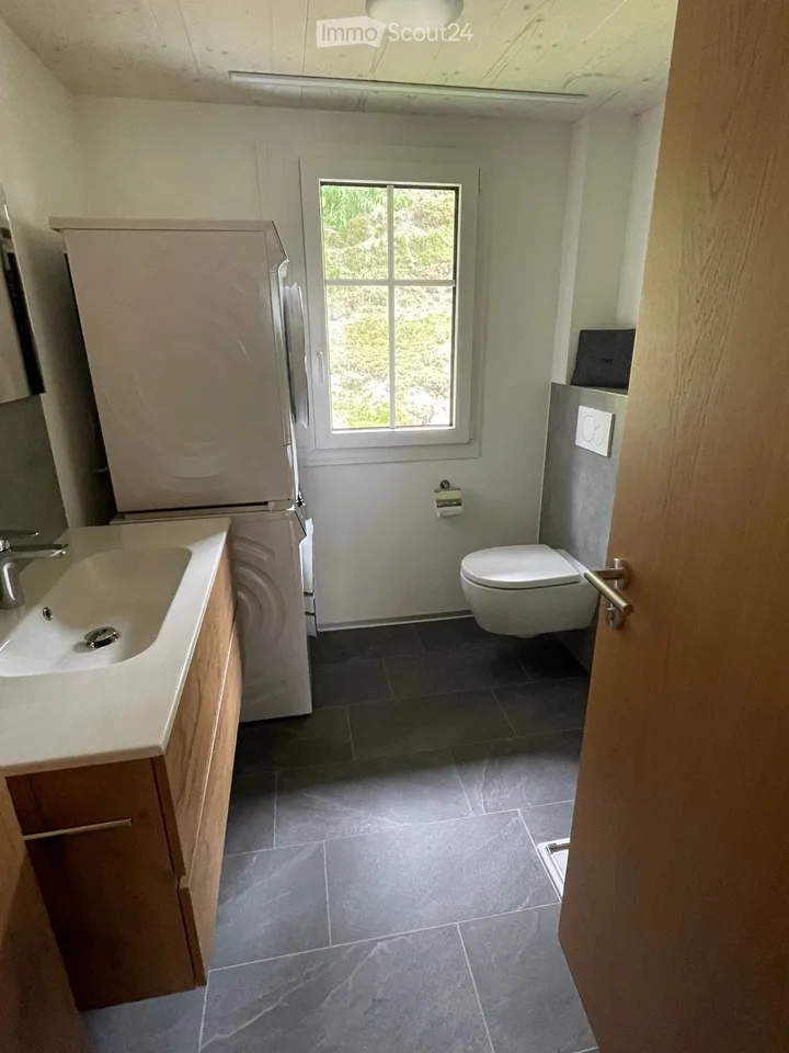Appartamento ristrutturato di 4,5 locali con balcone e bella vista a Staldenried
